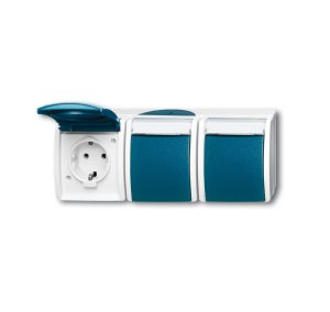 Busch-Jäger 2300/3 EWN-53 ocean® (IP 44), SCHUKO® Steckdosen, Steckdose mit Klappdeckel u. Beschriftungsfeld, waagerecht, 3-fach, grau/blaugrün (2084-0-0704)